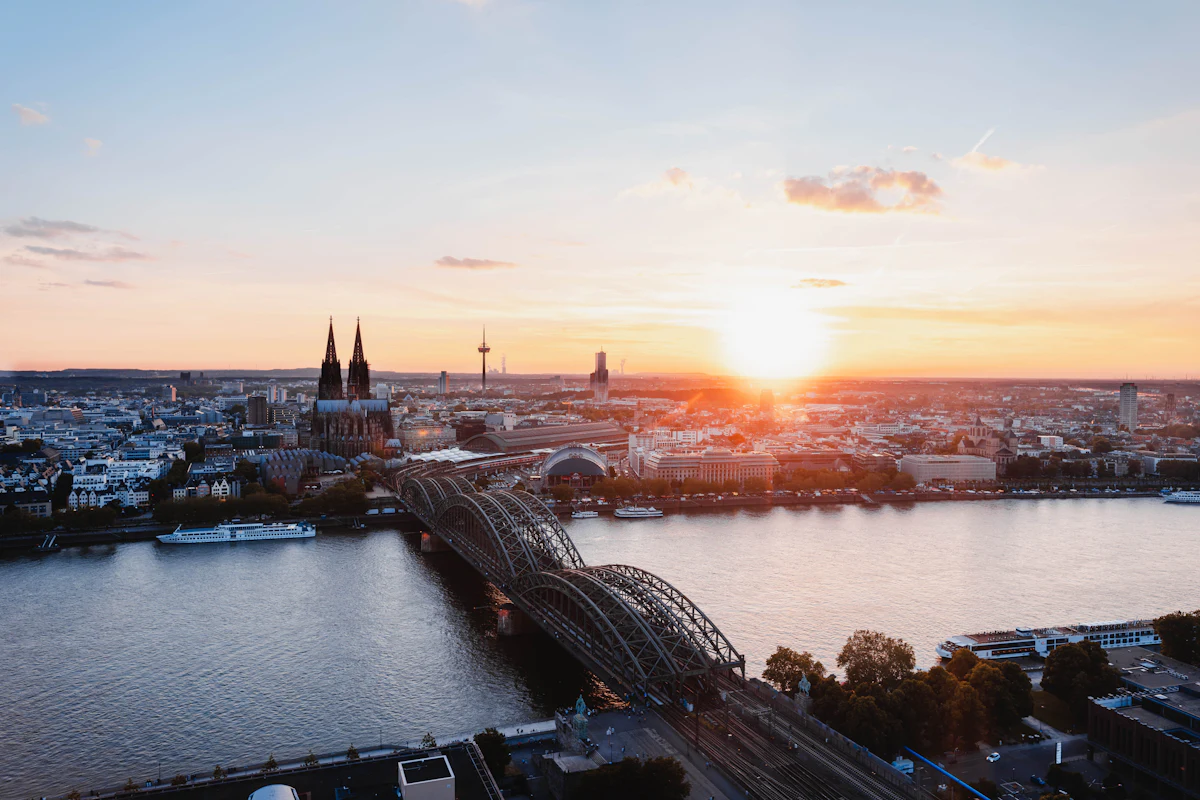 Skyline von Köln mit Kölner Dom und Hohenzollernbrücke